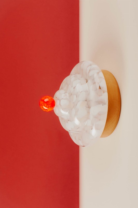 Lampa wisząca kinkiet Bona Candied biały szklany klosz i drewniana podstawa