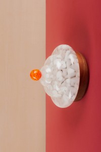 Lampa wisząca kinkiet Bona Candied biały szklany klosz i drewniana podstawa