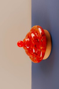 Lampa wisząca kinkiet na ścianę Bona Panettone kolor pomarańczowy i czerwony szklany klosz i drewniana podstawa