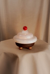 Lampa-Bona-crema-viola-szklana-lampka-nocna-drewniana-podstawa-kolorowy-wystroj-wnetrz