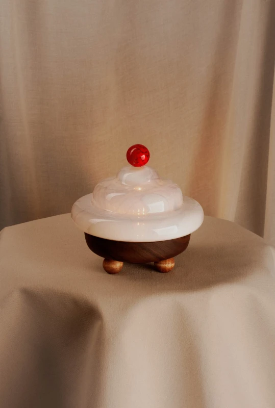 Lampa-Bona-crema-viola-szklana-lampka-nocna-drewniana-podstawa-kolorowy-wystroj-wnetrz