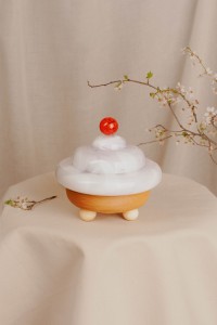 Lampa-Bona-crema-viola-szklana-lampka-nocna-drewniana-podstawa-kolorowy-wystroj-wnetrz