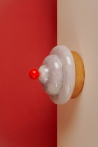 Lampa-Bona-crema-viola-szklana-lampka-scienna-kinkiet-drewniana--drewno-bukowe-podstawa-kolorowy-wystroj-wnetrz