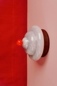 Lampa-Bona-crema-viola-szklana-lampka-scienna-kinkiet--drewno-orzech-drewniana-podstawa-kolorowy-wystroj-wnetrz