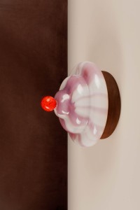 Lampa wisząca kinkiet na ścianę Bona Frutti Di Bosco kolor fioletowo biały szklany klosz i drewniana podstawa