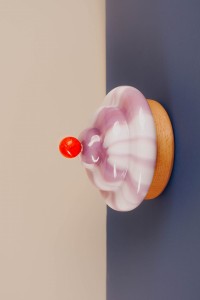 Lampa wisząca kinkiet na ścianę Bona Frutti Di Bosco kolor fioletowo biały szklany klosz i drewniana podstawa