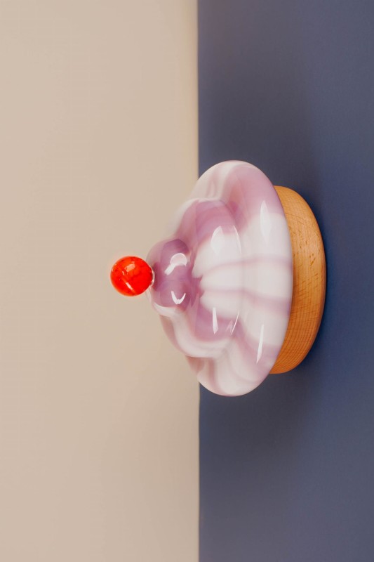 Lampa wisząca kinkiet na ścianę Bona Frutti Di Bosco kolor fioletowo biały szklany klosz i drewniana podstawa