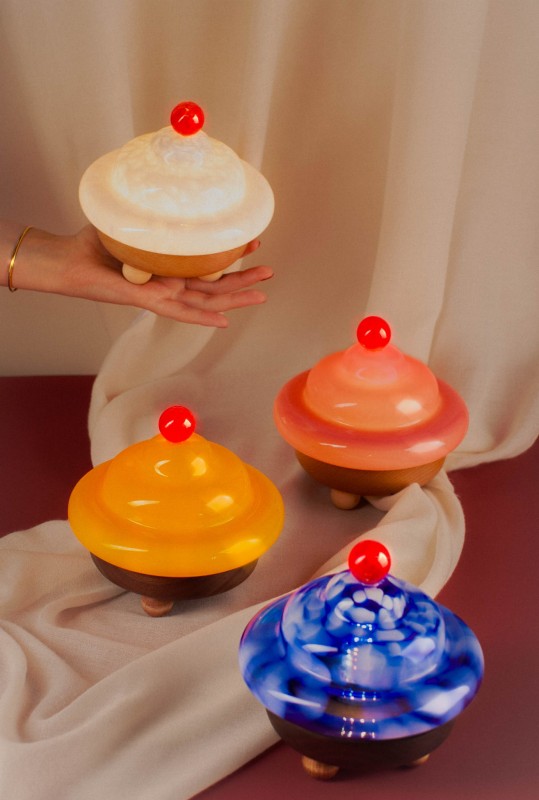 Lampa-Bona-lampka-szklana-szklany-klosz-drewniana-podstawa-oswietlenie